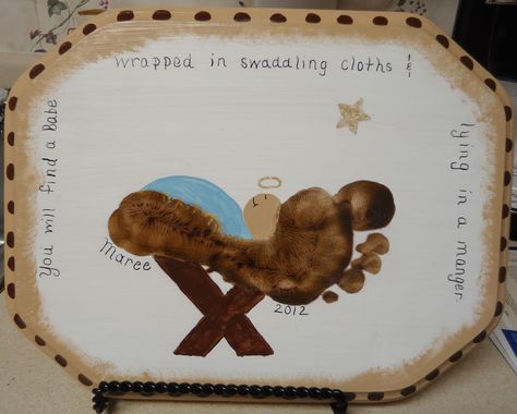 Footprint Manger Scene for preschooler Christmas craft Handprint Pottery, Preschool Sunday School Crafts, Baby Jesus Crafts, Christmas Plate Ideas, Handprint Ideas, Preschool Sunday School, Jesus Crafts, Christmas Art For Kids, Class Crafts