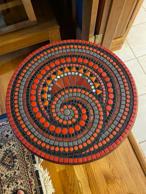 Mosiac Tables Diy Outdoor, Mosaic Mandala Pattern, Mandala Mosaic Patterns, Round Mosaic Patterns, Mosiacs Projects Diy, Diy Tile Mosaic, Mosaic Table Diy, Diy Mosaic Table Top, Glass Mosaic Patterns