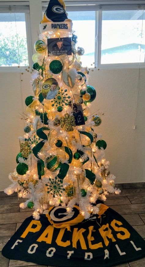 Green Bay Packers Christmas tree 💚💛👼🎄 Football Christmas Tree Ideas, Chiefs Christmas Tree, Football Themed Trees, Packers Decor, Green Bay Packers Bedroom Ideas, Philadelphia Eagles Christmas Tree, Green Bay Packers Basement, Green Bay Packers Christmas Tree, Boston Celtics Christmas Tree