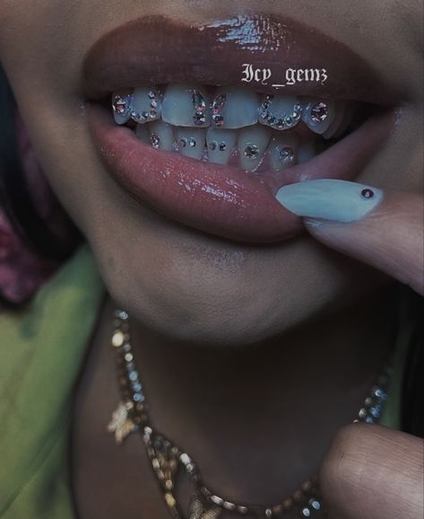 Teeth Jewels, Cose Aesthetic, Teeth Gems, Pretty Teeth, Grillz Teeth, Diamond Teeth, Tooth Gems, Grills Teeth, Beautiful Photoshoot Ideas