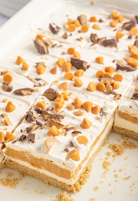 Butterscotch Lush is a 4-layer dessert of graham cracker crust, cream cheese layer, butterscotch pudding layer, and topped off with whipped cream. This no bake lush dessert recipe may look hard - but you won't believe how easy it is to make! Butterscotch Pudding Dessert, Butterscotch Lush, Butterscotch Desserts, Layer Dessert, Lush Dessert, Lush Cake, No Bake Banana Pudding, Butterscotch Cake, Pudding Flavors