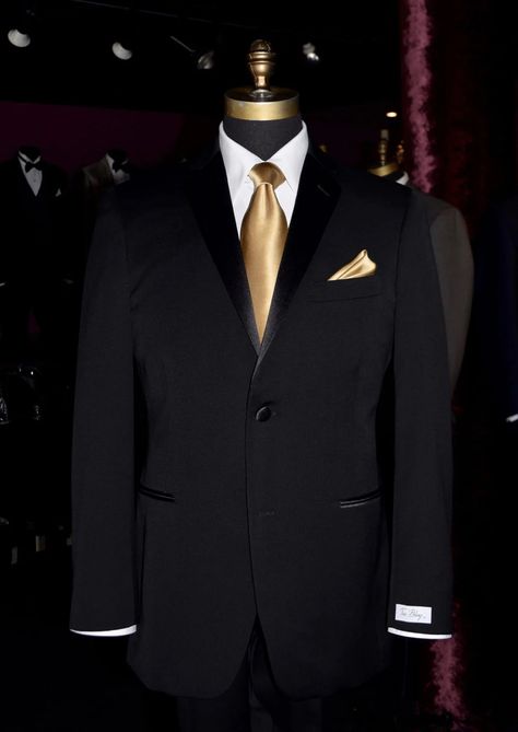 Black Suit With Gold Tie, Black Suit With Gold Accents, Black Suit Gold Tie, Prom Guys Outfits, Prom Boys Outfit, Gold Tux, All Black Tux, Suit And Tie Men, Red Tux