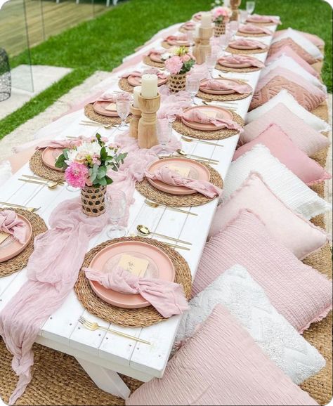 Fancy Party Table Decor, Picnic Pool Party Ideas, Pink Picnic Party Ideas, Pink Birthday Party Setup, Pink Picnic Birthday Party, Bruch Idea Birthday Decoration, Fancy Picnic Ideas, Pink Beach Picnic, Floral Picnic Party