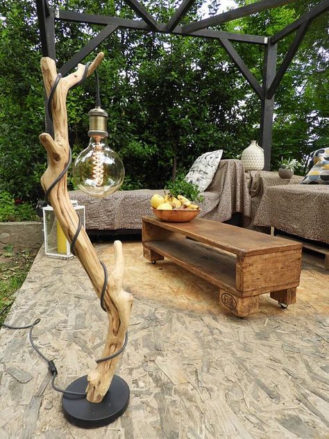 a gorgeous outdoor driftwood floor lamp with an oversized bulb is a beautiful idea for an oitdoor space and it's easy to craft Driftwood Flooring, Primitive Garden Decor, Wood Lamp Design, Driftwood Furniture, Driftwood Lamp, Unique Floor Lamps, Handmade Wall Decor, Driftwood Decor, Craft Home