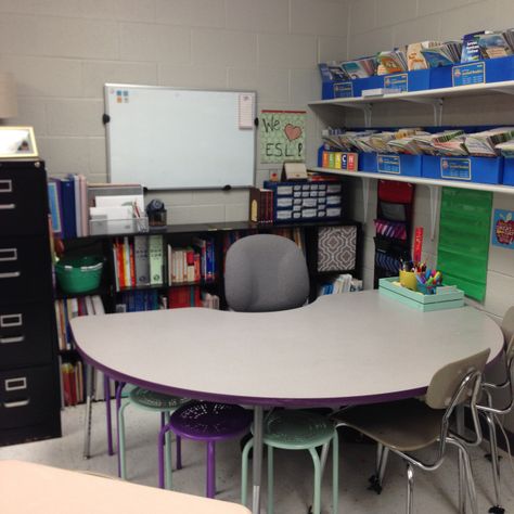 Teacher Desk Area With Kidney Table, Kidney Table Teacher Desk, Playschool Ideas, Teacher Desk Areas, Organization Teacher, Teachers Office Decor, Teacher Desk Organization, To My Teacher, Kidney Table