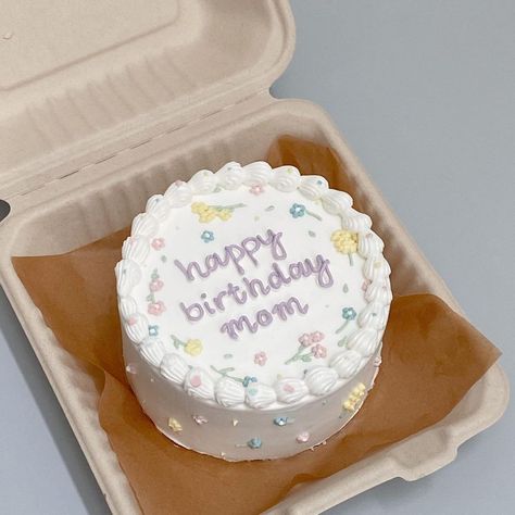 Desain Bento Cake Aesthetic, Bento Cake For Moms Birthday, Kue Bento Cake Aesthetic, Korean Cake Aesthetic, Bento Cake Aesthetic, Korean Bento Cake, Happy Birthday Mom Cake, Minuman Starbucks, 17 Birthday Cake