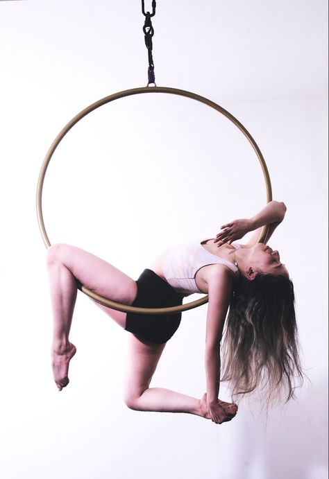 #girlpower #lira #acrobatic #dance #artist #art Lyra Photoshoot Poses, Aerial Lyra Photography, Acrobat Aesthetic, Aerial Hoop Photoshoot, Lyra Photoshoot, Aerial Hoop Poses, Hoop Photoshoot, Hoop Poses, Aerial Photoshoot