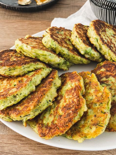 Voici une recette de galette de courgette au fromage, réalisée avec les courgettes bien présentes cet été. C'est une recette comme d'habitude facile à Cauliflower Fritters, Zucchini Feta, Zucchini Fritters, Baked Cauliflower, Idee Pasto Sano, Sriracha, Healthy Dinner Recipes Easy, Couscous, Low Carb Keto