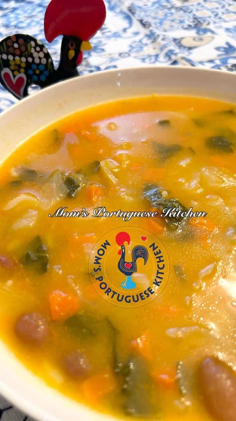 Rainy and... - Mom's Portuguese Kitchen / Gorete Da Silva Portuguese Pea Soup, Portuguese Chicken Soup Recipes, Portuguese Vegetable Soup Recipes, Portugese Kale Soup Recipes, Portuguese Canja Soup, Portuguese Bean Soup, Portuguese Kitchen, Portuguese Soup, Bean And Vegetable Soup