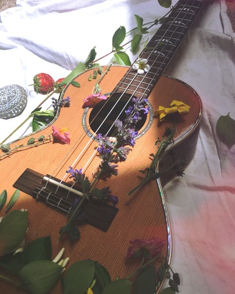 #ukulele #boho #flowers Gitar Vintage, Light Goth, Ukulele Photography, Guitar Photos, Summer Playlist, Guitar Obsession, Inspirational Songs, Nature Music, Ukulele Chords