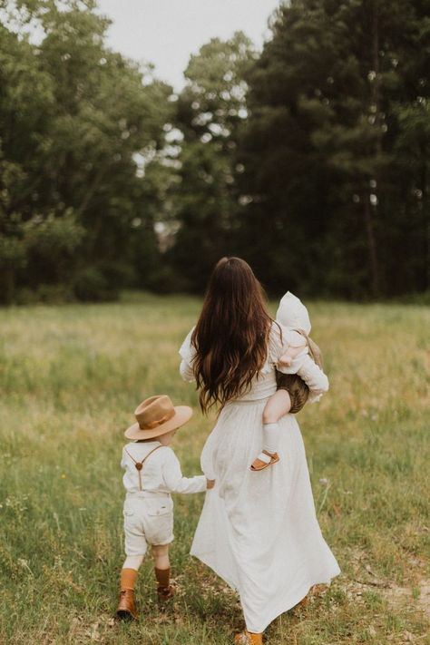 Wild Flower Family Pictures, Motherhood Session Outdoor, Outfits For Photoshoot Family, Forest Family Photos, Forest Family Photoshoot, Kaley From Kansas, Motherhood Session, Motherhood Photos, Mom And Kids