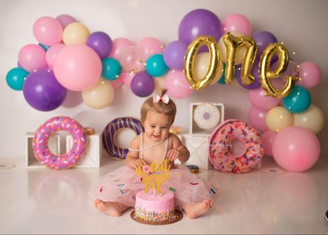 One Birthday Photoshoot, Donut Cake Smash, Cake Smash Photoshoot, Smash Photoshoot, Party Theme Decorations, Photo Crafts, Donut Cake, 1st Birthday Cake Topper, First Birthday Pictures