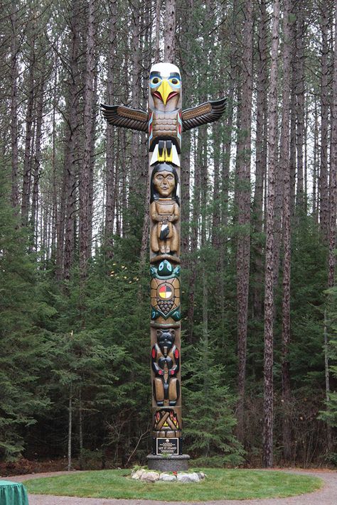 Totem Pole Craft, Ahg Badge, Native American Totem Poles, Arte Haida, Totem Pole Art, Bear Totem, Native American Totem, Badge Ideas, Pacific Northwest Art