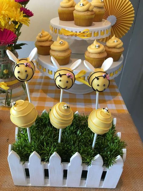 Bee Hive Five Birthday, First Bee Day Party Decorations Diy, Queen Bee Party Theme, First Bee Day Food Ideas, Busy Bee Birthday Theme, 1st Bee Day Party Ideas, First Bee Day Party Food, 1st Bee Day Party Ideas Girl, My First Bee Day