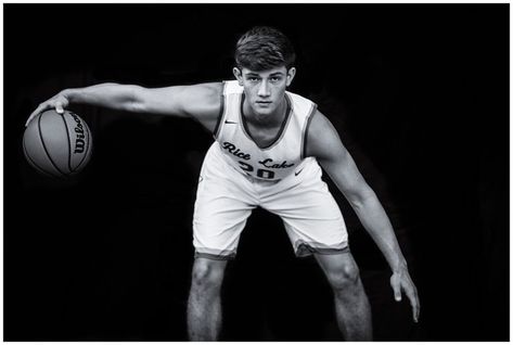 Nemo Photoshoot, Senior Basketball Photography, Basketball Photoshoot, Basketball Poses, Basketball Pictures Poses, Photo Basketball, Boy Senior Portraits, Basketball Senior Pictures, Senior Photos Boys