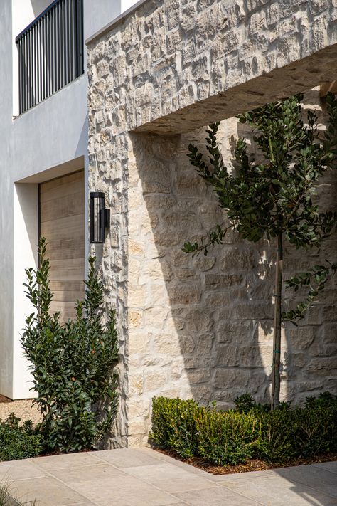 Exterior Limestone House, Mediteranean Houses Garden, Exterior House Textures, Stucco Stone Exterior, Limestone House Exterior, Limestone Exterior, Stone Cladding Exterior, Limestone Cladding, Limestone House