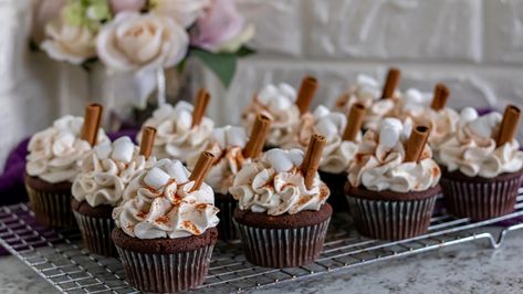 These delightful Mexican hot chocolate cupcakes start sweet and finish with a kick of spice. Hot Chocolate Cupcakes Recipe, Mexican Hot Chocolate Cupcakes, Hot Chocolate Dessert, Hot Chocolate Desserts, Chocolate Cupcakes Recipe, Hot Chocolate Cupcakes, Avocado Chocolate Mousse, Butter Cupcakes, Mexican Chocolate