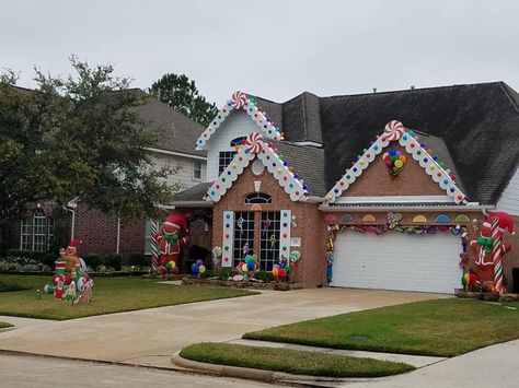 Garland Bedroom, Outside Christmas Decorations, Christmas Decorations Outdoor, Gingerbread Christmas Decor, Gingerbread House Decorations, Gingerbread Decorations, Candy Land Christmas Decorations, Christmas Yard Decorations, Christmas Gingerbread House