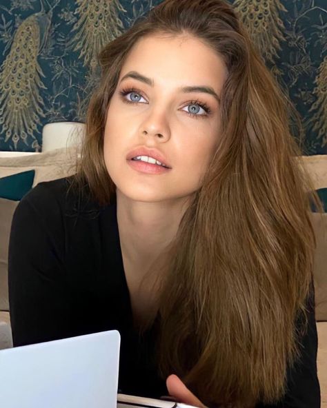 Barbara Palvin Palvin Barbara, Brunette Girl, Barbara Palvin, Celebrity Look, Girl Face, Celebrity Gossip, Beautiful Eyes, I Fall, Blue Hair