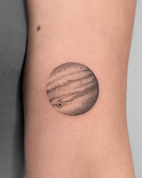 30 Stunning Jupiter Tattoos That Reflect Your Personality (Explained) Small Jupiter Tattoo, Planet Jupiter Tattoo, Jupiter Tattoo Ideas, Jupiter Planet Tattoo, Unique Space Tattoos, Space Tattoo Women, Jupiter Tattoo Planet, Small Space Tattoos, Space Related Tattoos