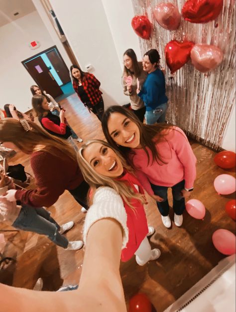 College Valentines Day Party, Galentines Party College, Galentines Party Pictures, Valentine’s Day Friends, Valentine’s Day With Friends, Galentines Aesthetic Photos, Galentines Inspo Party, Galentines Aesthetic Party, Valentines Party Outfits