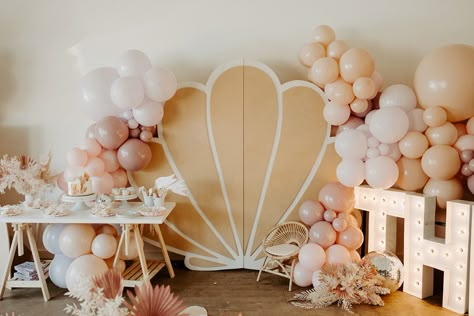 Seashell Birthday Party, Shell Backdrop, Seashell Birthday, Balloon Marquee, Pearl Baby Shower, Theme Bapteme, Ocean Baby Showers, Beach Baby Showers, Shell Yeah