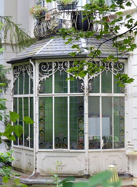 Victorian Winter Garden, Sunroom Victorian, Victorian Solarium, Victorian Conservatory Interior, Victorian Sunroom, Conservatory House, Indoor Garden Rooms, Victorian Conservatory, Conservatory Windows