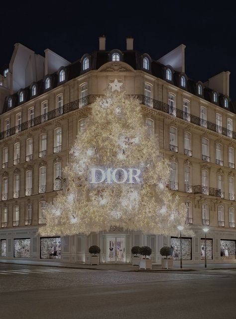 Designer Christmas Aesthetic, Luxury Christmas Wallpaper, Clean Christmas Aesthetic, Dior Christmas, City Life Aesthetic, Christmas Lockscreen, Lights For Christmas, Christmas In Europe, Golden Christmas