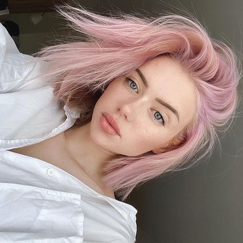 jeslennys💎 en Instagram: "Good morning By @oleshev . . . . . . . . . . . . #aestheticpale #aesthetic #aestheticblog #aestheticposts #aestheticphotography…" Pink Short Hair, Blond Rose, Light Pink Hair, Pink Hair Dye, Pastel Pink Hair, Hair Color Streaks, Dyed Blonde Hair, Hair Streaks, Hair Color Pastel