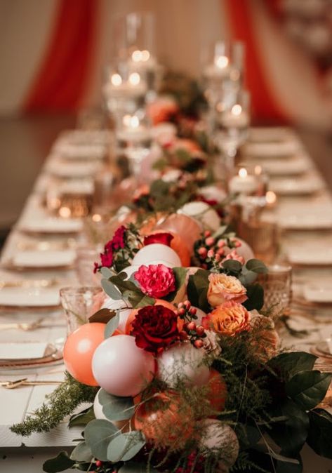 Balloon garland with touches of pink, orange, and red blooms and delicate greenery.  Florals created by Moore Flowers Wichita, KS Photo: Tim Davis Photography Balloon Garland: Love of Character Balloon Table Decorations, Balloon Topiary, Balloon Table Centerpieces, Ashley Moore, Table Garland, Orange Balloons, Table Setting Inspiration, Arch Wedding, Mini Balloons