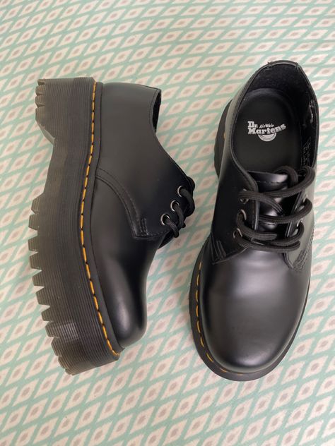 Dr Shoes, Low Top Shoes, Shoe Inspo, Aesthetic Shoes, Swag Shoes, Pretty Shoes, Dream Shoes, Doc Martens, Trendy Shoes