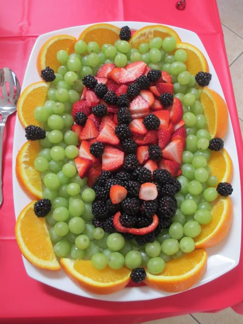 Ladybug Fruit Platter- cut the strawberry to make eyes and mouth Ladybug Birthday Party Food, Ladybug Party Food, Miraculous Ladybug Strawberries, Ladybug Charcuterie Board, Ladybug Themed Food, Ladybug Fruit Platter, Ladybug Food Ideas, Ladybug Theme Party 1st Birthdays, Ladybug And Cat Noir Food Ideas