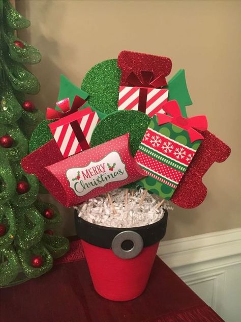 Christmas Gift Basket Ideas for Friends | HubPages Christmas Gift Card Presentation, Gift Card Tree, Gift Card Basket, Gift Card Bouquet, Gift Card Displays, Gift Card Presentation, Christmas Gift Basket Ideas, Mom Ideas, Room Mom