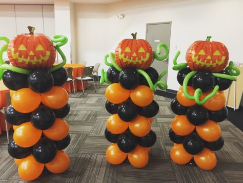 Halloween Balloon Pillars, Halloween Balloon Stacks, Halloween Balloon Columns Diy, Halloween Balloon Tower, Halloween Balloon Display, Halloween Balloon Column, Fall Festival Balloon Arch, Fall Balloon Columns, Halloween Balloon Columns