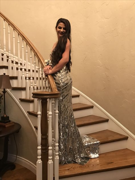 Woman Walking Down Stairs In Dress, Prom Photos On Stairs, Prom Staircase Pictures, Prom Poses On Stairs, Prom Pictures On Stairs, Staircase Prom Pictures, Pictures On Stairs, Stair Poses, Staircase Pictures