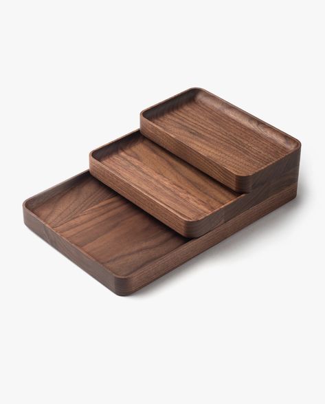 Add a touch of natural splendor to your space with a retro-style wooden tray, perfect for presenting and displaying in style. Wooden Trays, Wooden Dishes, Woodworking Projects For Kids, Valet Tray, Wood Scraps, Tray Design, Wooden Display, Wood Accessories, Wood Tray