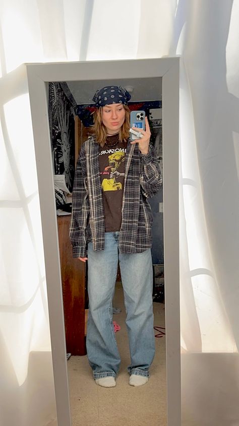 Band T Shirt Outfit Grunge, Band Shirt Outfits Grunge, 90s Flannel Outfits, Baggy Flannel Outfit, Baggy Grunge Outfit, Grunge Flannel Outfits, Outfit Ideas Flannel, Band Shirt Outfits, Outfit With Flannel