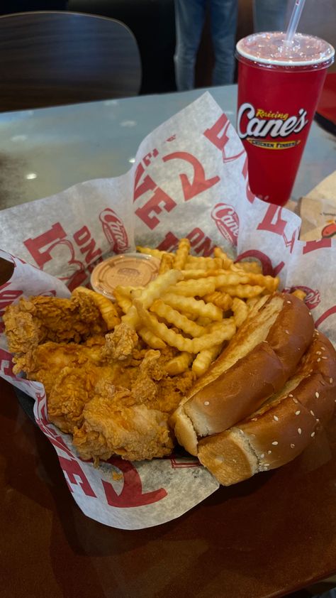 Canes Food, Canes Chicken, Louisiana Kitchen, Raising Canes, Best Fast Food, Florida Food, Usa Food, Soul Food Dinner, Food Babe