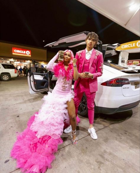 L Prom Dresses, Hood Prom 2023, Prom Dates Couples, Hood Prom, Ugly Prom Dress, Black Girls Luxury, Pink Prom Dresses Mermaid, Couple Prom, Prom Dates