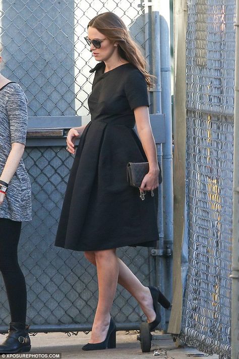 Celebrity Maternity Style, Looks Kate Middleton, Vintage Maternity, Preggo Fashion, Maternity Chic, Black Pleated Dress, Pregnant Celebrities, Stylish Maternity Outfits, Pregnancy Looks