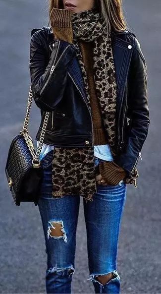 Jeans Winter, Mode Hippie, Stylish Fall Outfits, Leather Jacket Outfits, Leopard Print Scarf, Looks Black, Sweater White, Fashion Weeks, Looks Chic