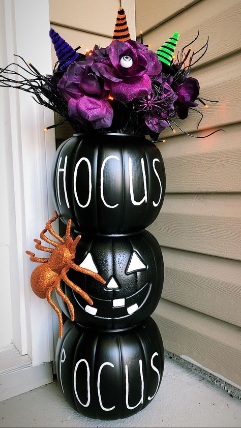 DIY turn $1 pumpkin buckets into a masterpiece! Rae Dunn inspired lettering Hocus Pocus themed #halloweendecor #hocuspocus #dollarstorediy #diyhalloween #easyhalloween #raedunn #raedunnhalloween #hocuspocushalloween #pumpkinbucketdiy #dollartreehalloween #dollartreediyhalloween #dollartreehack #cheaphalloween #halloweencraft #halloweenporch #halloweenporchdiy #halloweendollarstorehack Dekorasi Halloween, Hocus Pocus Party, Halloween Decor Diy, Creepy Halloween Decorations, Diy Halloween Decor, Tree Themes, Adornos Halloween, Halloween Crafts Decorations, Halloween Tattoo