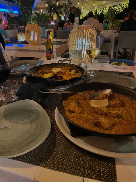 Paella night 🥘❤️✨ #paella #aesthetic #food #girlsnightout #girlboss #seafood #sea #restaurant #viralpost #tropicalvibes #vibes #summer #style Paella Aesthetic, Sea Restaurant, Seafood Paella, Tropical Vibes, Girls Night Out, Aesthetic Food, Summer Style, Summer Vibes, Aurora