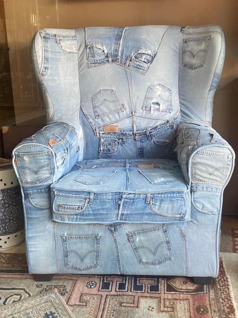 Denim Chair, Denim Furniture, Denim Upholstery, Black Dining Room Chairs, Diy Jeans, Blue Jeans Crafts, Denim Decor, Denim Ideas, Jean Crafts