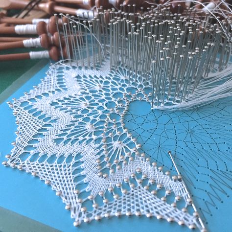 Torchon lace made by Yvette Slabbert. Pattern designed by A Vancraeynest. Bobbin Lace Patterns For Beginners Simple, Torchon Lace Patterns, Torchon Lace, Lace Weaving, Bobbin Lace Tutorial, Hairpin Lace Crochet, Bobbin Lacemaking, Bobbin Lace Christmas, Lace Handkerchief