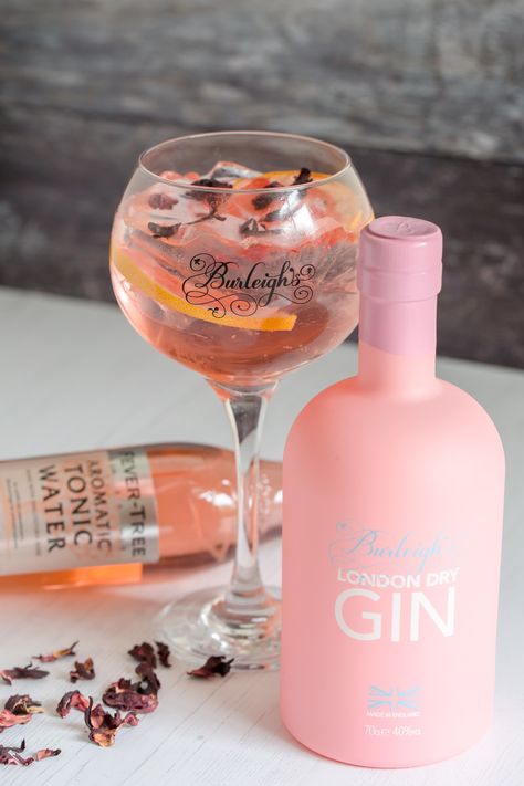 Burleighs London Dry Gin PINK EDITION & Fever-Tree Aromatic Tonic Water - Combining Burleighs PINK with Fever-Tree Aromatic tonic water adds great depth in flavour as well as the beautiful pink colour, and what better way to garnish than with a fresh slice of pink grapefruit to deliver a sweet citrus freshness! Pretty Alcoholic Drinks, Gin Recipes, Gin Drinks, Alcohol Aesthetic, London Dry Gin, Gin Tonic, Alcohol Bottles, Fancy Drinks, Tonic Water