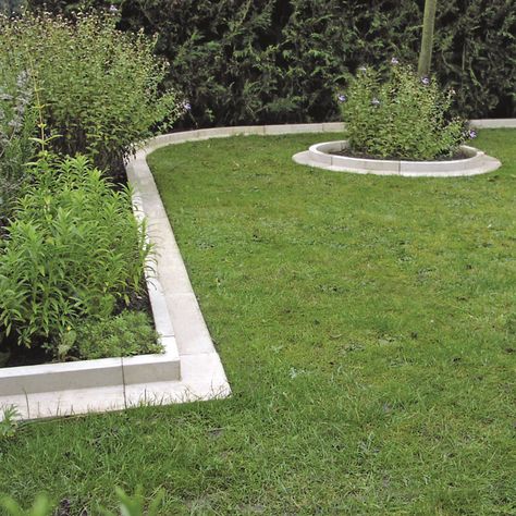 Garden edging ideas – lovely lawn edging to smart stone borders to give gardens a perfect finish Driveway Edging, Lawn Borders, Brick Garden Edging, Garden Border Edging, Stone Edging, Flower Bed Edging, Brick Garden, Diy Lawn, Edging Ideas