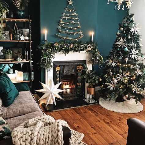 Dark green walls, christmas twig decoration and christmas tree in the living room. #hygge #livingroom #livingroominspo #green #christmas #christmasdecor #christmasideas Dark Green Living Room, Wicker Storage, Christmas Interiors, Christmas Decorations Living Room, Green Walls, Christmas Living Rooms, Living Room Green, Christmas Room, Design Del Prodotto