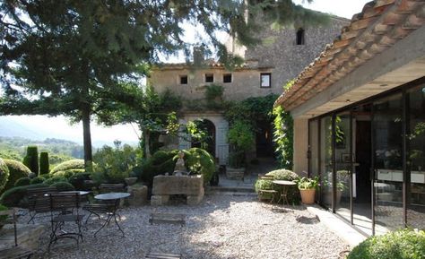 Outdoor living- Pea gravel patio Inspiration -  Can we talk about pea gravel patios for a minute?        Those simple patio areas that are more natural and organic in feel.   With those c... Pea Gravel Patio, Provence Garden, Gravel Patio, Patio Inspiration, Pea Gravel, Mediterranean Garden, Magical Garden, French Garden, French Country Cottage