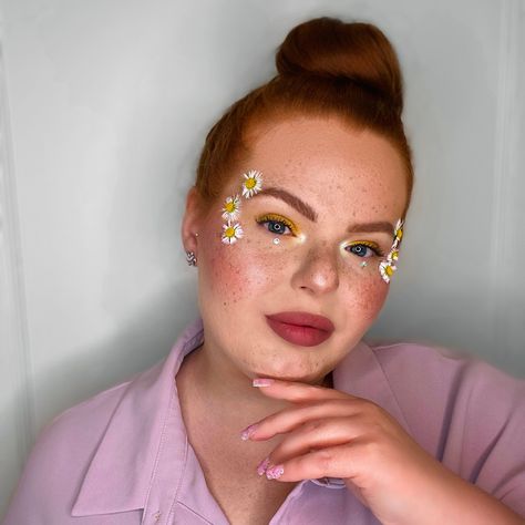 Makeup, Beauty, Spring-Makeup, Daisies Daisy Face Paint, Daisy Makeup, Yellow Eye Makeup, Flower Daisy, Copper Hair Color, The Small Things, Creative Makeup Looks, Spring Makeup, Chamomile Flowers